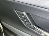 シートメモリー機能装備付きです。シートの位置をそれぞれ記憶しておく事ができるので、ご家族や、複数の方で車を乗られるオーナー様には、便利な機能です。