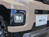 アクティブな印象を与えるフロントバンパーと、悪天候時に威力を発揮するLEDフォグランプを装備。バンパー下部にはシルバーのスキッドプレートを装着し、タフなSUVスタイルを強調しています。