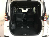3列目シートは跳ね上げ式で折りたたみ可能です。キャンプ用品など大きな荷物もばっちり収納可能です!