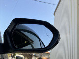 隣車線を走る車両をレーダーで検知し、ドアミラーでは確認しにくい後側方エリアに存在する車両に加え、急接近してくる車両も検知します。車両を検知するとドアミラーに搭載されたLEDインジケーターが点灯します。