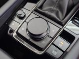 ナビ&オーディオ操作ダイヤル「コントロールコマンダー」は自然と手の触れる位置に配置されています。目線を外すことなく手元で操作できます。