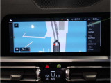 【ナビ純正】10.25インチワイドコントールディスプレイは、画面内に多数の情報を表示する事が可能です。センターコンソールiDriveコントローラー操作だけでなく、タッチパネルでの操作も可能となっております。