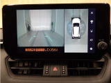 パノラミックビューモニター付きです。車両を上から見たような映像をディスプレイオーディオ画面に表示。運転席からの目視だけでは見にくい、車両周辺の状況をリアルタイムでしっかり確認できます。