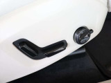 運転席は左右ともパワーシートとなっています ボタンをスライドさせることで直感的に操作可能です