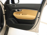 運転席ドアの全景です。キャビンを彩るすべてのものに、機能を形にした美しさが備わっています。