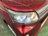 白く明るい光で夜間走行をサポートするLEDヘッドランプを搭載