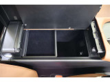 運転席からも助手席からも使いやすい左右両開きタイプのセンターコンソールボックスです。ボックス内にはアクセサリーソケットや通信/給電用USB(Type-C)が装備されています。