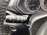 レバーをAUTOの位置にしているとき、レインセンサーが雨を感知すると、雨量に応じてワイパーが自動で作動してくれるオートワイパーを装備!設定変更で非作動にすると、間欠作動に固定されます。