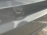 リヤバンパーには障害物センサーが標準装備されています。障害物の接近を警報音とディスプレイ表示で知らせます。