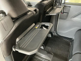 【格納式シートバックテーブル】車内でのお食事などで活躍♪カップホルダーも備えています。