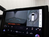 車両を上から見たような映像を表示するパノラミックビューモニター(シースルービュー機能付)。運転席からの目視だけでは見にくい、車両周辺の状況をリアルタイムでしっかり確認できます。