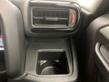 【運転席ドリンクホルダー】使いやすさに配慮したドリンクホルダー