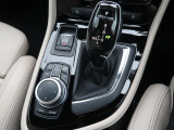 【シフトノブ】BMWの高性能オートマチックは、ATセレクトレバーを左側に倒すことで、通常の「D」から「S」(スポーツ)または「M」(マニュアル)へと切り替えが可能です。