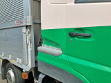 運転席側クォーターパネルにシールはがし跡があります。