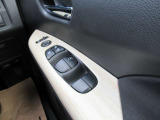 運転席ドアには各ウインドウの集中操作が可能となっています。