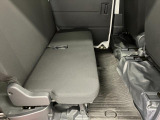 後席を倒すと、広い荷室に変わります