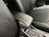 【アームレスト】運転席には、長距離ドライブに優しいアームレストが装備しています。