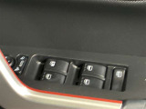 格納式リモコンドアミラーと、パワーウィンドウマスタースイッチです。車内の換気も運転席から簡単に行えます。