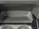 奥にはワイヤレス充電が。エンジン稼働中にQi規格に対応したスマートフォンなどを置くだけで充電できます!