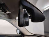 MINIではルームミラーの裏側にETCの車載器が内蔵されており、別途で車載器の購入必要なしで非常にスマート。皆様が驚かれるポイントのでもあります