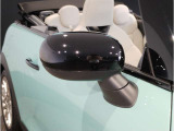 ドアミラーにはLEDウインカーが埋め込まれており、対向車からの視認性を高めております。