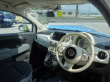 視界が広く運転しやすい運転席まわりです。各スイッチ類の位置も直感的に操作しやすく、長距離ドライブでも疲れにくい設計になっています。