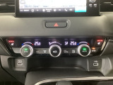 【左右独立オートエアコン】左右席で独立温度コントロールが可能です。運転席はキンキンに冷やして助手席はマイルドにと言った設定が可能です☆暑さ寒さでケンカすることもなくなりますね♪