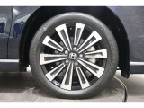 純正のアルミホイールが足元を飾ります!タイヤサイズは205/55R17です。