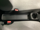 運転席からも助手席からも自由に使えるドリンクホルダー付。【センターロングコンソールトレー】ちょっとした小物を置くのに便利です。