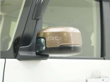 ◆ドアミラーウインカー◆ドアミラーにウインカーを装備しています。対向車に自身の進行方向を合図し安全に運転できます。