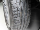 タイヤサイズは「225/65R17」になります。タイヤの溝は約5mm残っています。