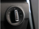 【IQ.LIGHT】 対向車や先行車のドライバーを眩惑することなく、前方の路面と路肩を広範囲に明るく照らすことができるマトリックスLEDヘッドライトを装備。快適なドライブをアシストします。
