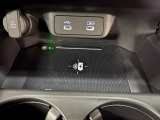 ワイヤレス充電器も装備しているので、コードレスでの快適な充電も可能です。