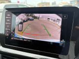 リアビューカメラにはガイドラインも表示され、車庫入れや縦列駐車などの際の安全確認をサポート。