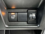 【運転席シートヒーター】冬場に重宝します♪車のエアコンではエンジンが暖まるまで暖かい風は出ませんが、電気でシートの中の熱線を暖めるので、エアコンより早く暖まります!