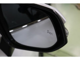 BSM搭載。バック出庫の際に左右から接近する車両を検知警告するRCTA。RCDも搭載。さらに、ドアを開ける際に後方からの接近車両との衝突の可能性がある場合警告するSEAも搭載しています。