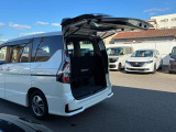 もちろん大きく開くことも可能です。便利ですね!荷室の下にもアンダーボックスがありますのでお荷物はたっぷり収納可能ですよ。