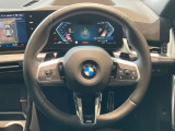 操作性に優れたステアリングは、BMWの走りを支える大事な部品です。オーディオやハンズフリー通話、クルーズコントロール関連の操作もこちらに集約されています。
