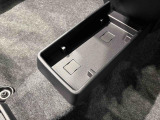 ティッシュ箱もぴったり収まるセンターフロアトレイ