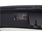 テールゲートには、ハンズフリー・オープニング/クロージング機構も搭載しています。両手に荷物を抱えていてもそのままで、リアバンパーの下で足を動かすだけでパワーテールゲートが自動的に開閉します。