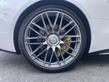 右後タイヤ。タイヤサイズは前275/35ZR21、後305/30ZR21。