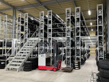 お客様毎に専用のラックを設けております。倉庫内には簡易リフトもありますので、お待たせするお時間も少なく入替が可能です!!