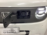 急速充電は車内のボタンを操作して開け、あとは充電コネクターを差すだけで充電開始します。簡単な充電操作と、フタの開け方を変えることで差し間違いを防げる安心感。