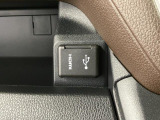 【HDMIソケット】 スマートフォンなどを接続するとディスプレイオーディオに画面表示され、停車時に動画も視聴可能です。