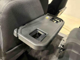 シートバックテーブルがついています。