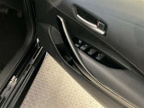 運転席側のフロントドアに全ドアのパワーウィンドウ開閉スイッチとウィンドウロックスイッチとドアロックスイッチと電動格納式ドアミラーの操作スイッチが有るので手元でミラー調整ができるので便利です。