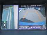 ナビ画面にアラウンドビュ-モニタ-の映像を映し出しています。  狭い場所での車庫入れをサポ-トしてくれる便利アイテムです。