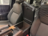 アームレスト付きセンターコンソールを備え、ゆったりとした運転姿勢をサポート