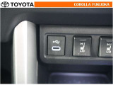 ポータブルオーディオなどの機器を接続して、車両のスピーカーで聞くことができます。