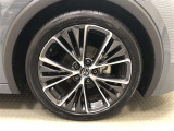 【195/50R19純正アルミホイール】細幅大径タイヤを装着。細幅ながらも高いグリップ力と剛性感を実現。ドライバーの意のままの、気持ちの良い走りが感じられます。